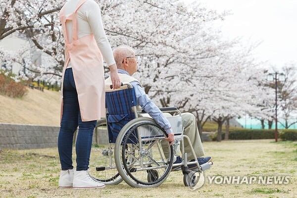 치매·간병보험 판매 급증…고령화·공적제도 한계 맞물려