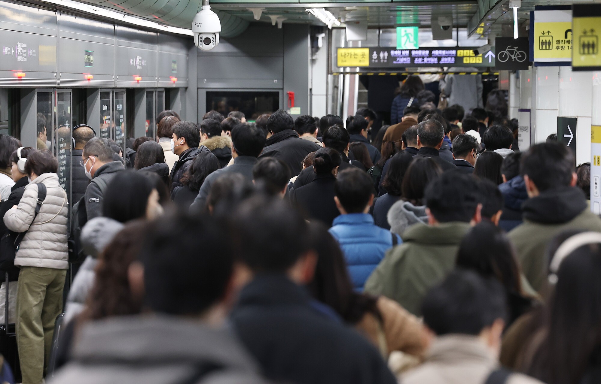 “출근길 지하철 멈추면 택시비 받는다”