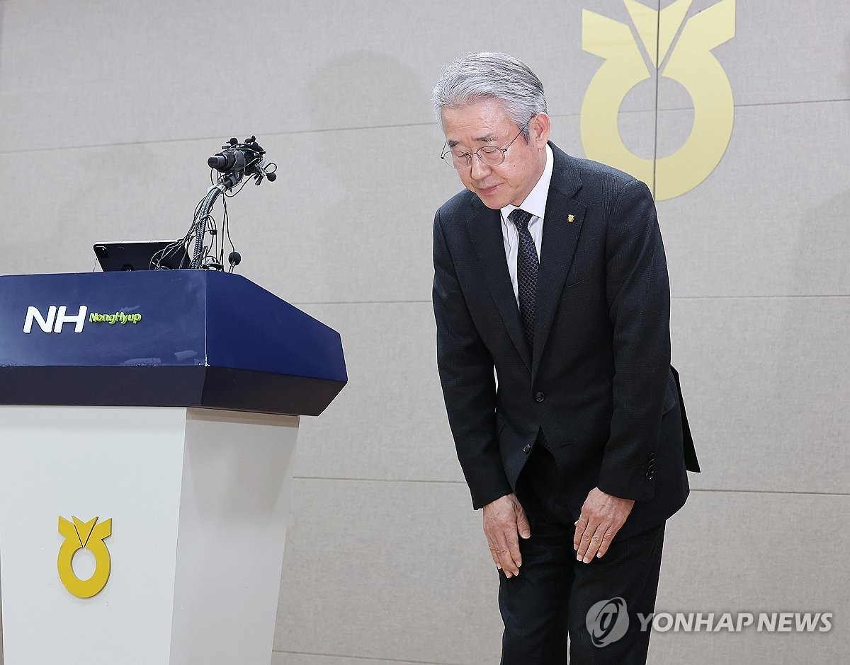 강호동 농협회장, ‘3억연봉’ 겸직 사임… 숙박비 4천만원 반납