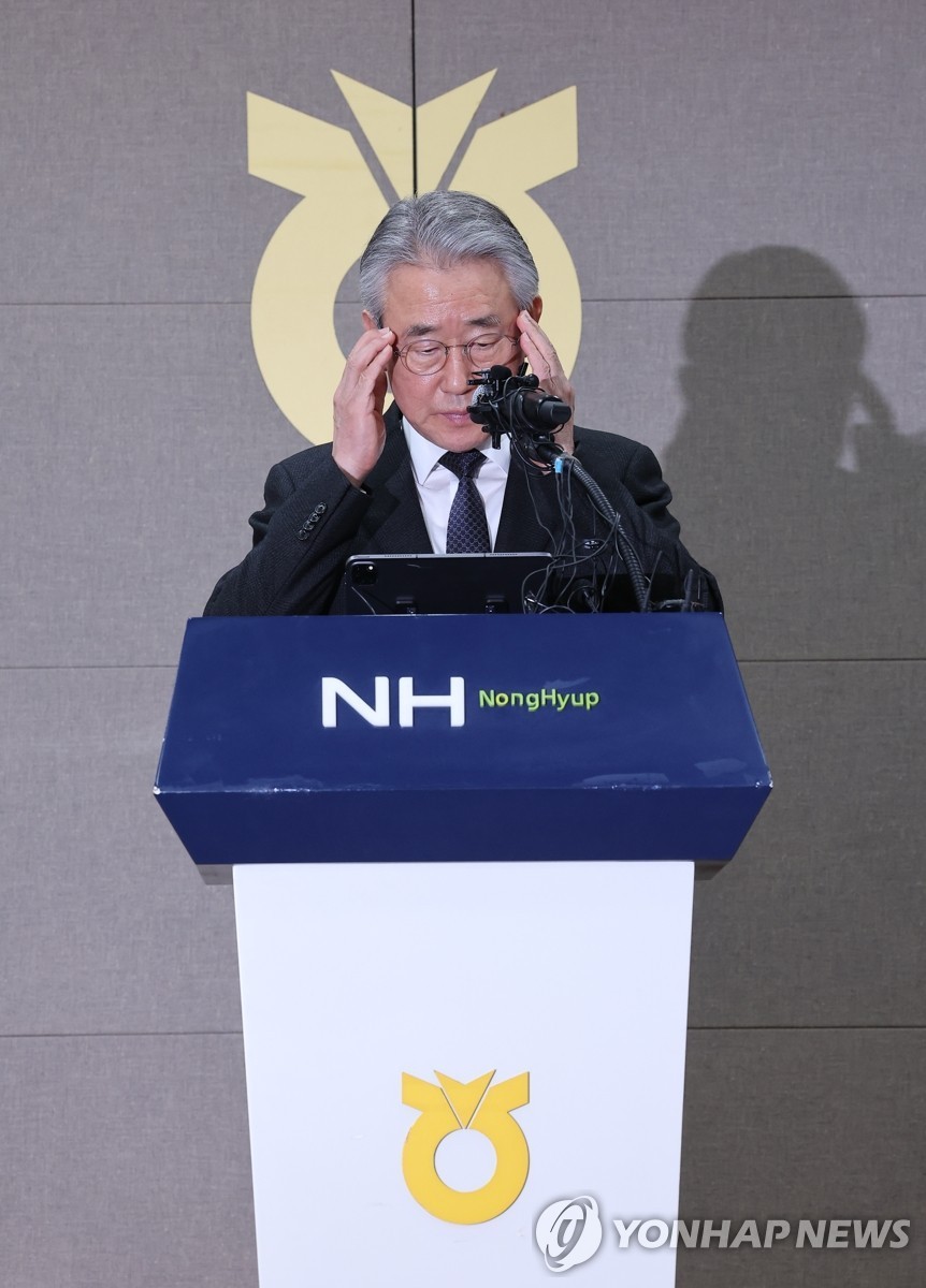 강호동 농협회장, ‘3억연봉’ 겸직 사임… 숙박비 4천만원 반납