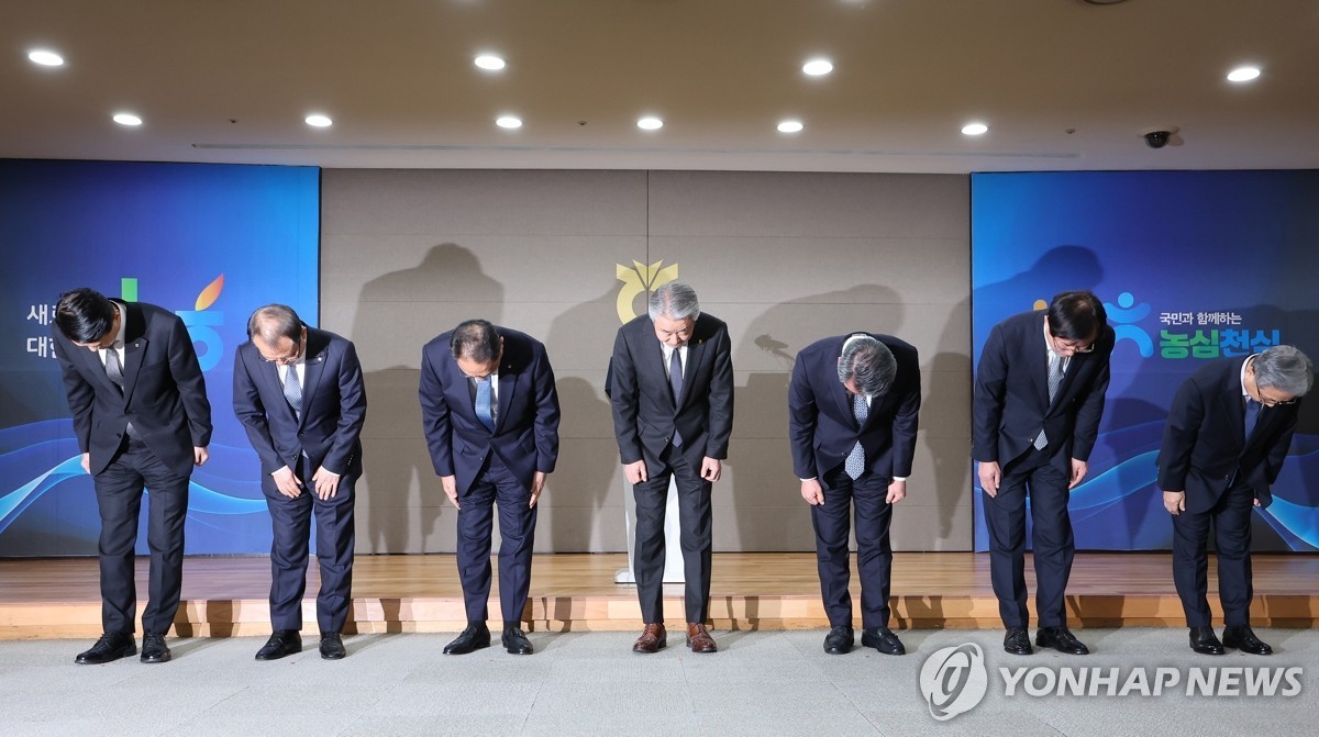 강호동 농협회장, ‘3억연봉’ 겸직 사임… 숙박비 4천만원 반납