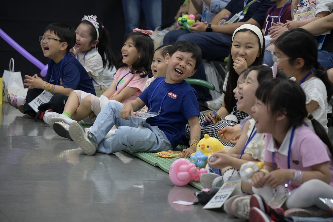 송영록 대표가 임직원 가족들과 이야기를 나누는 모습https://cdn.insnews.co.kr/news/photo/202605/90858_55398_1441.jpg