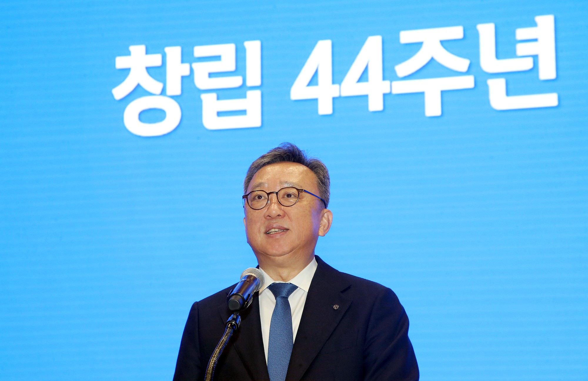 신한은행, 점포 무더기 폐쇄… 효율화에 고령 고객 ‘외면’