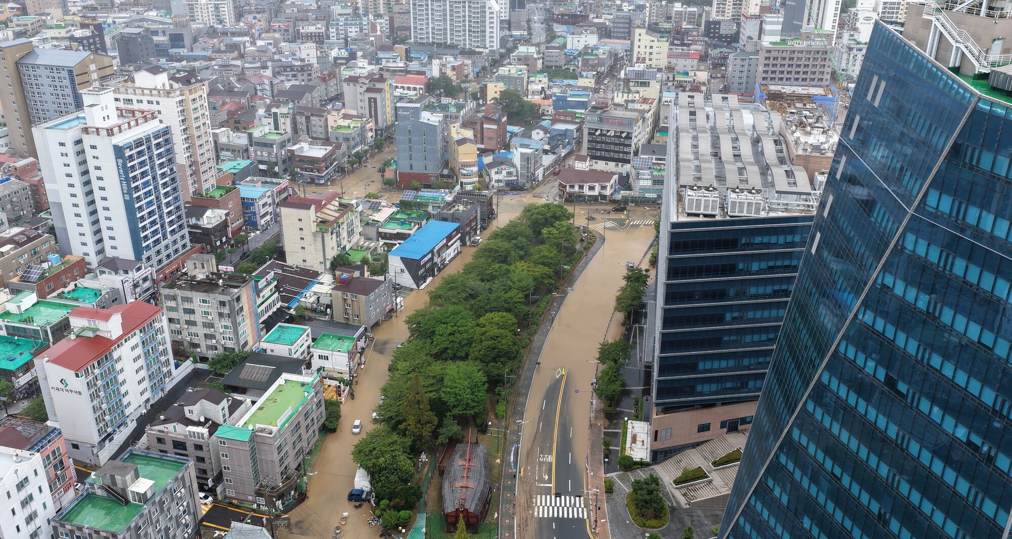 지난달 17일 오후 경남 거제시 옥포동 일대 도로와 주요 교차로 전체가 흙탕물로 완전히 뒤덮여 있다. 2026.8.17. ⓒ연합뉴스