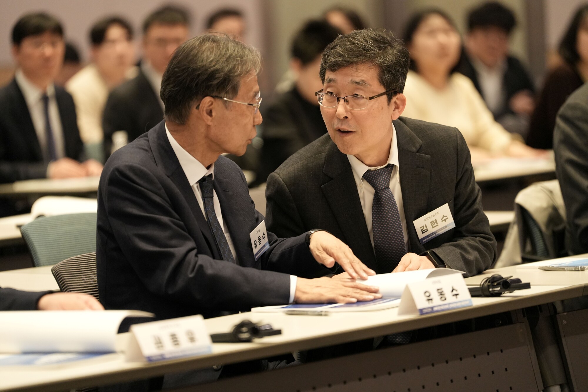 보험연구원은 지난 3월 19일 유동수 국회의원, 포항공과대학교(AIRM연구센터)와 공동으로 서울 여의도 한국경제인협회 컨퍼런스센터에서 '사이버 리스크의 일상화, 보험산업의 과제와 대응전략은?'을 주제로 국제세미나를 개최했다. 김헌수 보험연구원장(오른쪽)이 유동수 국회의원과 대화하고 있다. 2026.3.19. ⓒ보험연구원