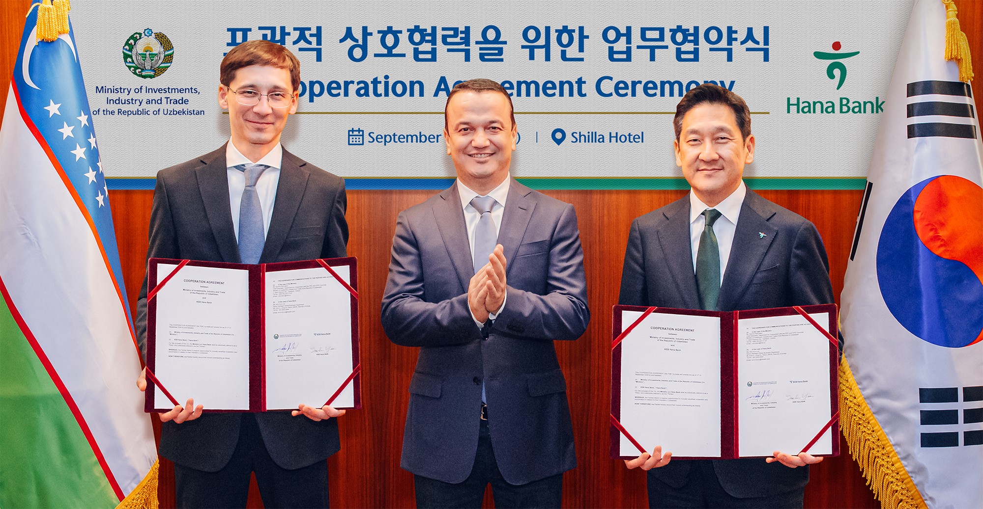 하나은행은 지난 11일 우즈베키스탄 투자산업통상부와 투자·금융 협력을 위한 업무협약을 체결했다. 이날 협약식에 참석한 윤태선 하나은행 글로벌사업본부 본부장(오른쪽)이 라지즈 쿠드라토프 우즈베키스탄 투자산업통상부 장관(가운데), 굴라모프 우즈베키스탄 투자산업통상부 차관(왼쪽)과 함께 협약서를 들고 기념 촬영을 하고 있다. 2026.9.11. ⓒ하나은행