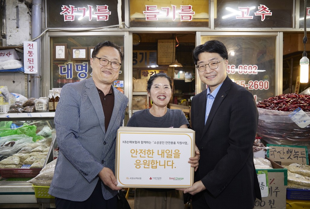 지난 14일 의정부 제일시장에서 열린 전통시장·소상공인 화재예방 지원사업 ‘안전한 점포 만들기 시즌 3’ 행사에서 김규동 KB손해보험 ESG상생금융유닛장(오른쪽)과 최남진 의정부 제일시장 번영회장이 시장 상인에게 화재예방 안전물품을 전달한 뒤 기념촬영을 하고 있다. 2026.9.14. ⓒKB손해보험