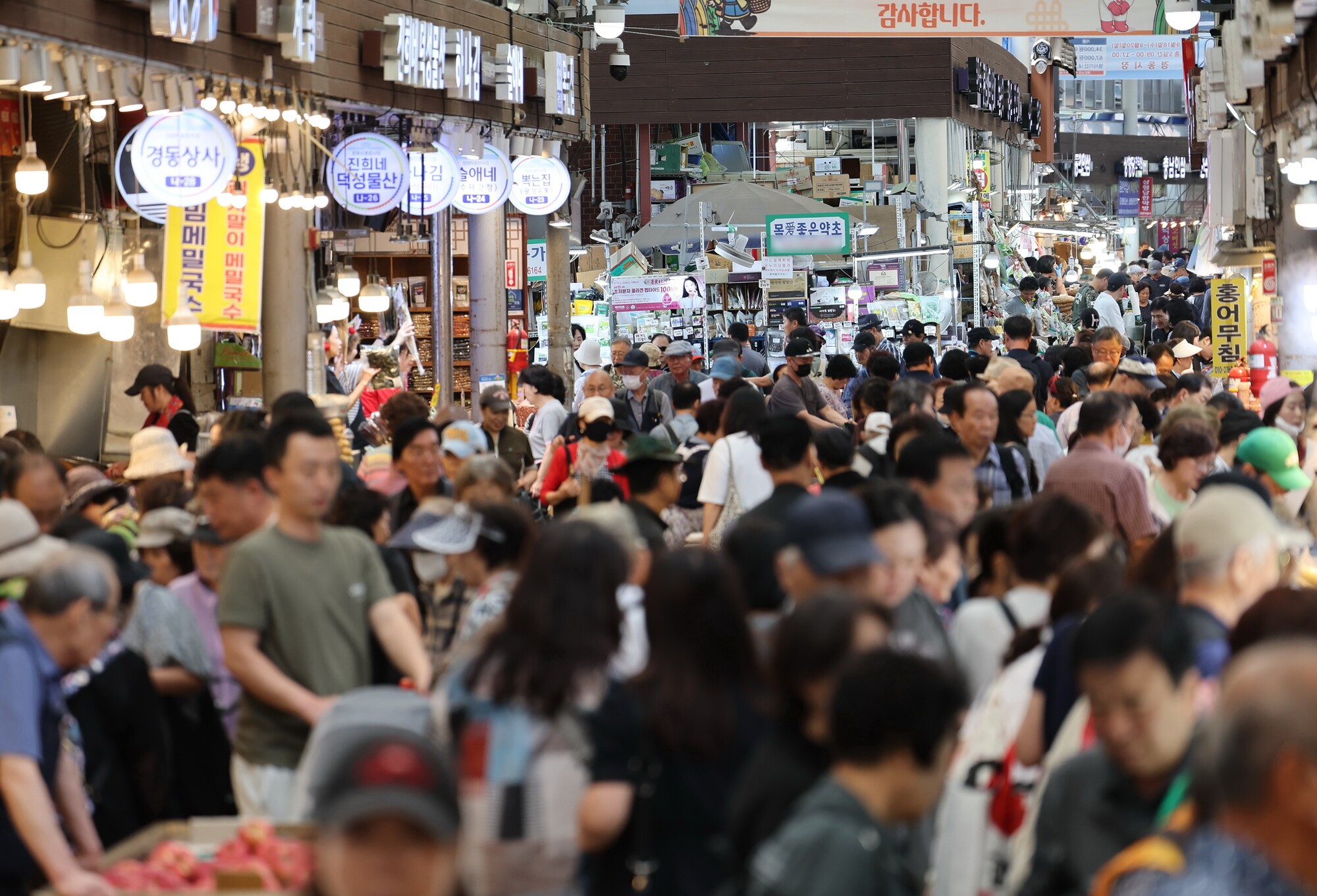 추석 연휴를 열흘 앞둔 지난 14일 서울의 한 전통시장에서 시민들이 장을 보고 있다. 2026.9.14. ⓒ연합뉴스