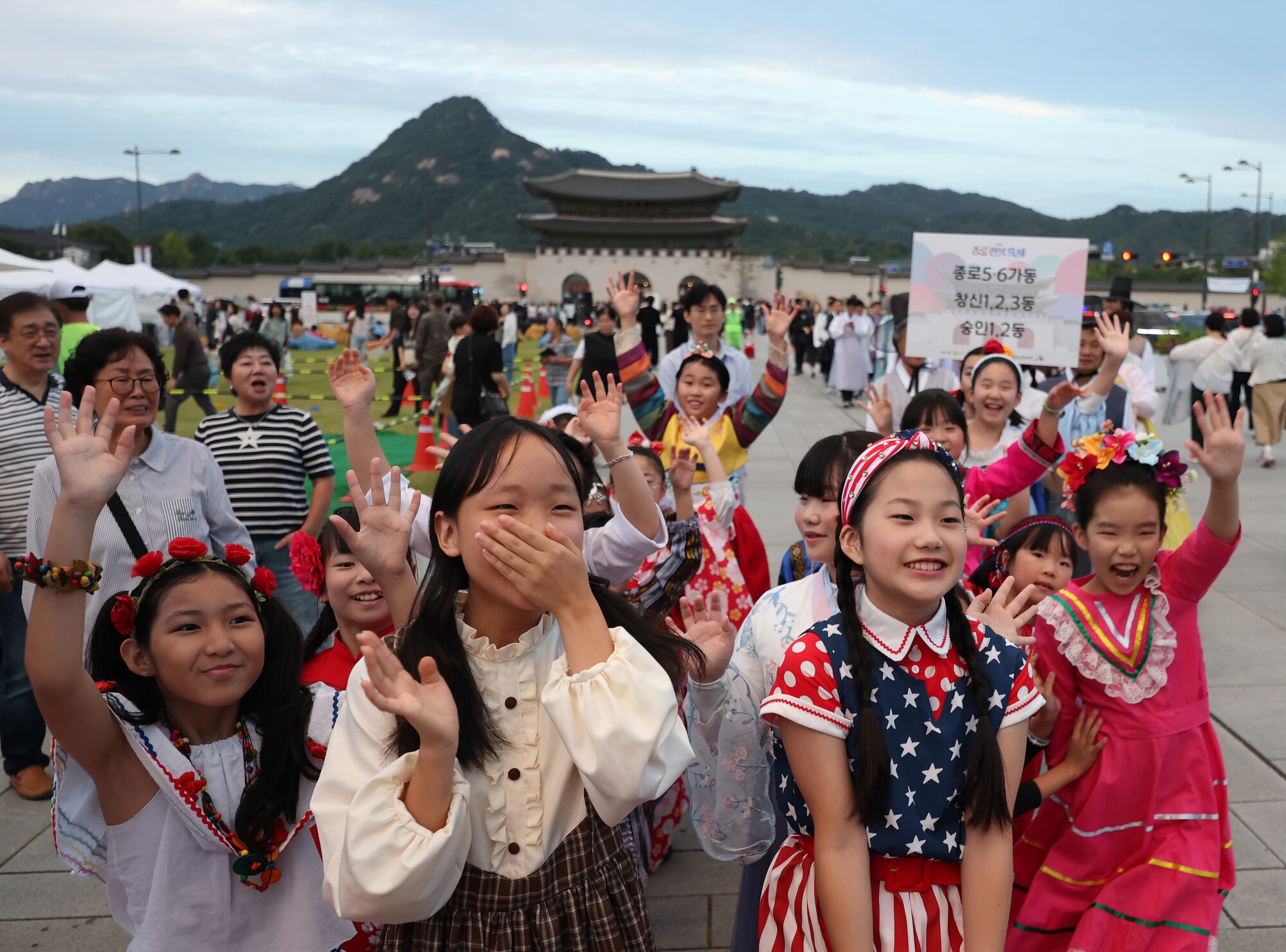 지난 11일 서울 광화문광장에서 열린 ‘2026 종로한복축제’에서 가족 단위 방문객들이 축제를 즐기고 있다. 사진은 공연과 전시·체험 행사로 꾸며진 축제에서 어린이들이 세계 전통의상을 입은 모습. 2026.9.11. ⓒ연합뉴스