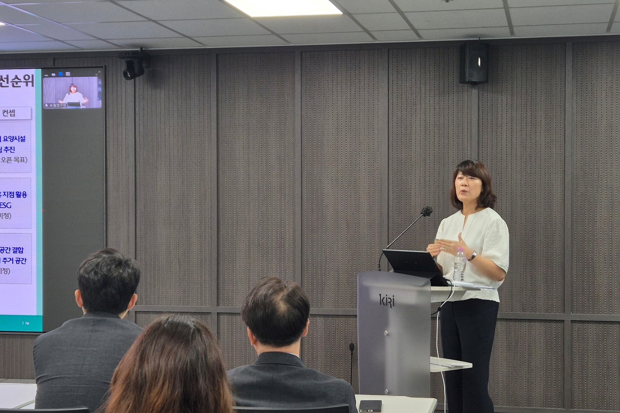 16일 서울 여의도 보험연구원에서 ‘돌봄에서 산업으로: 시니어케어 사업화의 조건’을 주제로 열린 산학세미나에서 권정아 하나더넥스트라이프케어 본부장이 주제발표를 하고 있다. 2026.9.16. ⓒ주옥진 기자