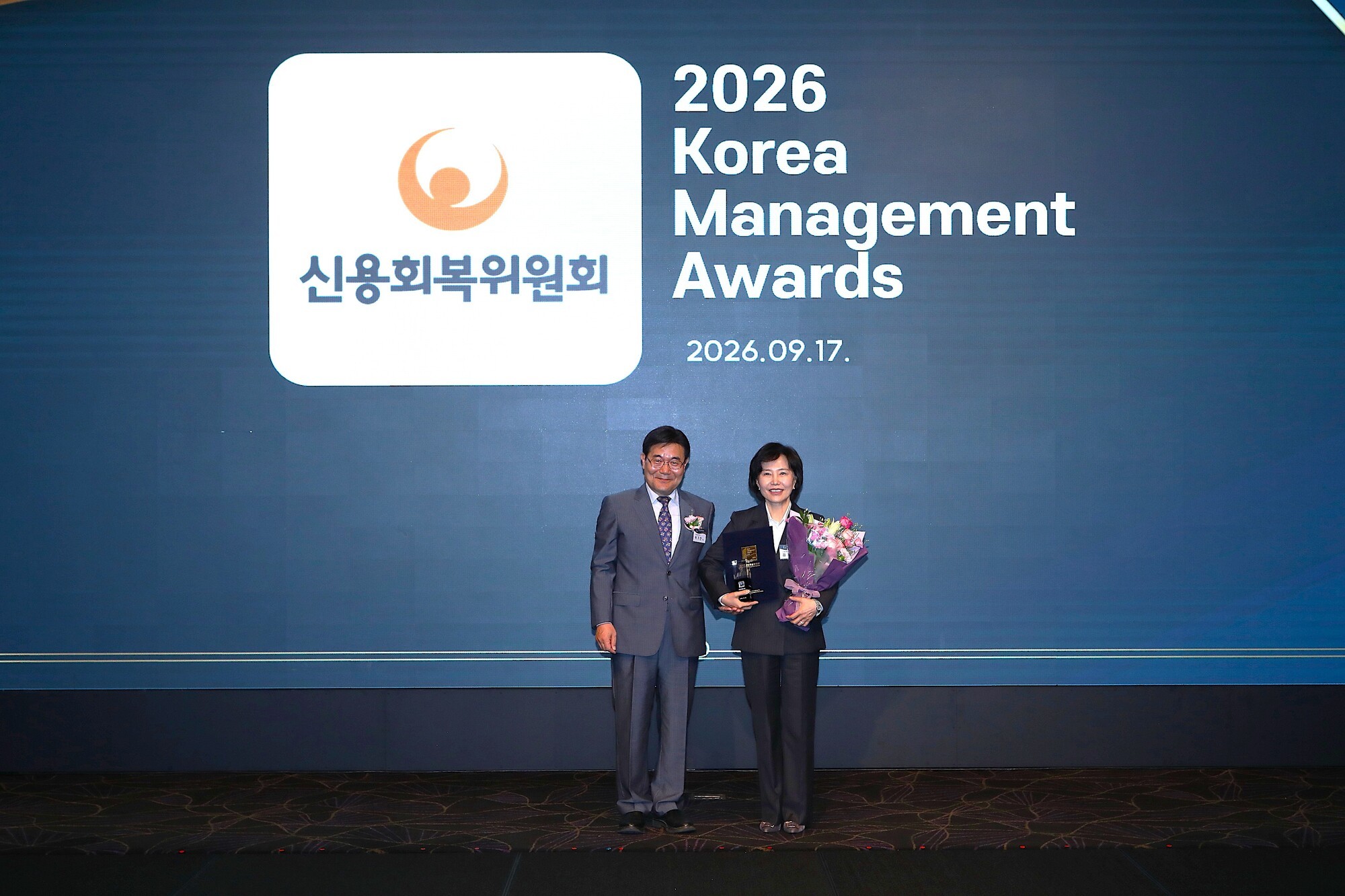 지난 17일 서울 서초구 엘타워에서 열린 ‘2026 한국경영대상’에서 김은경 신용회복위원회 위원장(오른쪽)이 박기찬 산업정책연구원 원장과 기념촬영을 하고 있다. 2026.9.17. ⓒ신용회복위원회