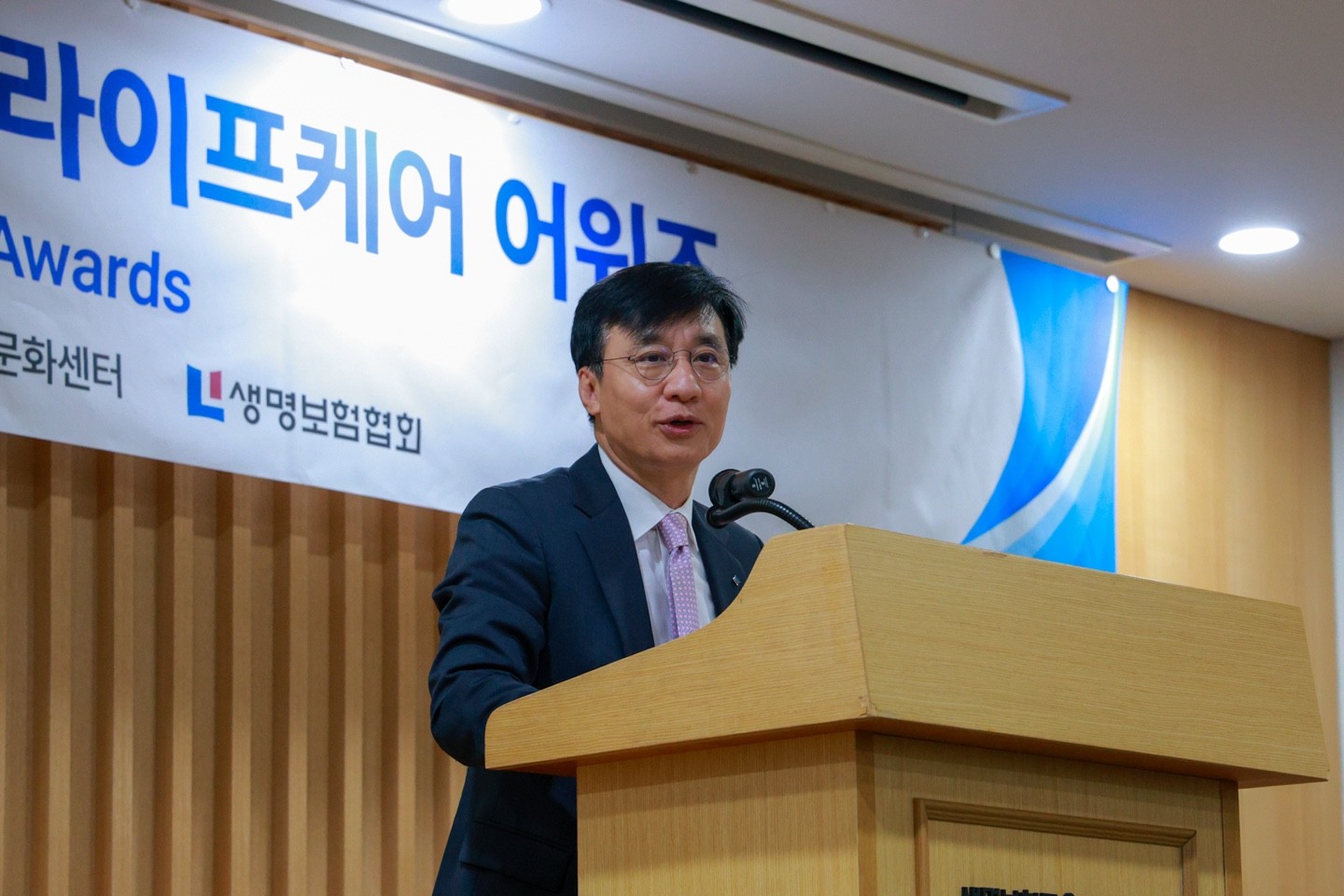 김철주 생명보험협회 회장이 21일 오후 서울 종로구 생명보험교욱문화센터에서 열린 ‘제1회 생명보험 시니어 라이프케어 어워즈’ 시상식에서 연설하고 있다. 2026.9.21. ⓒ생명보험협회