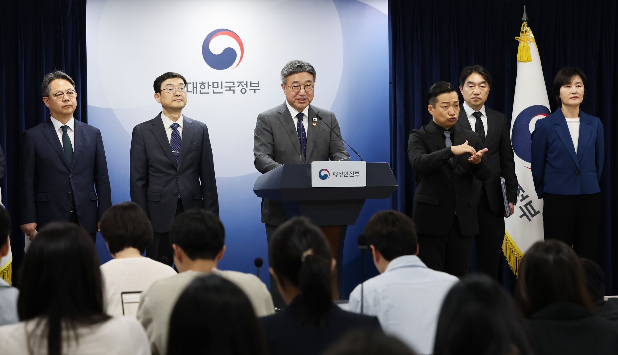 윤호중 행정안전부 장관이 13일 서울 종로구 정부서울청사 본관 브리핑룸에서 2차 중앙행정기관 이전 세부계획을 발표하고 있다. 2026.10.13. ⓒ연합뉴스