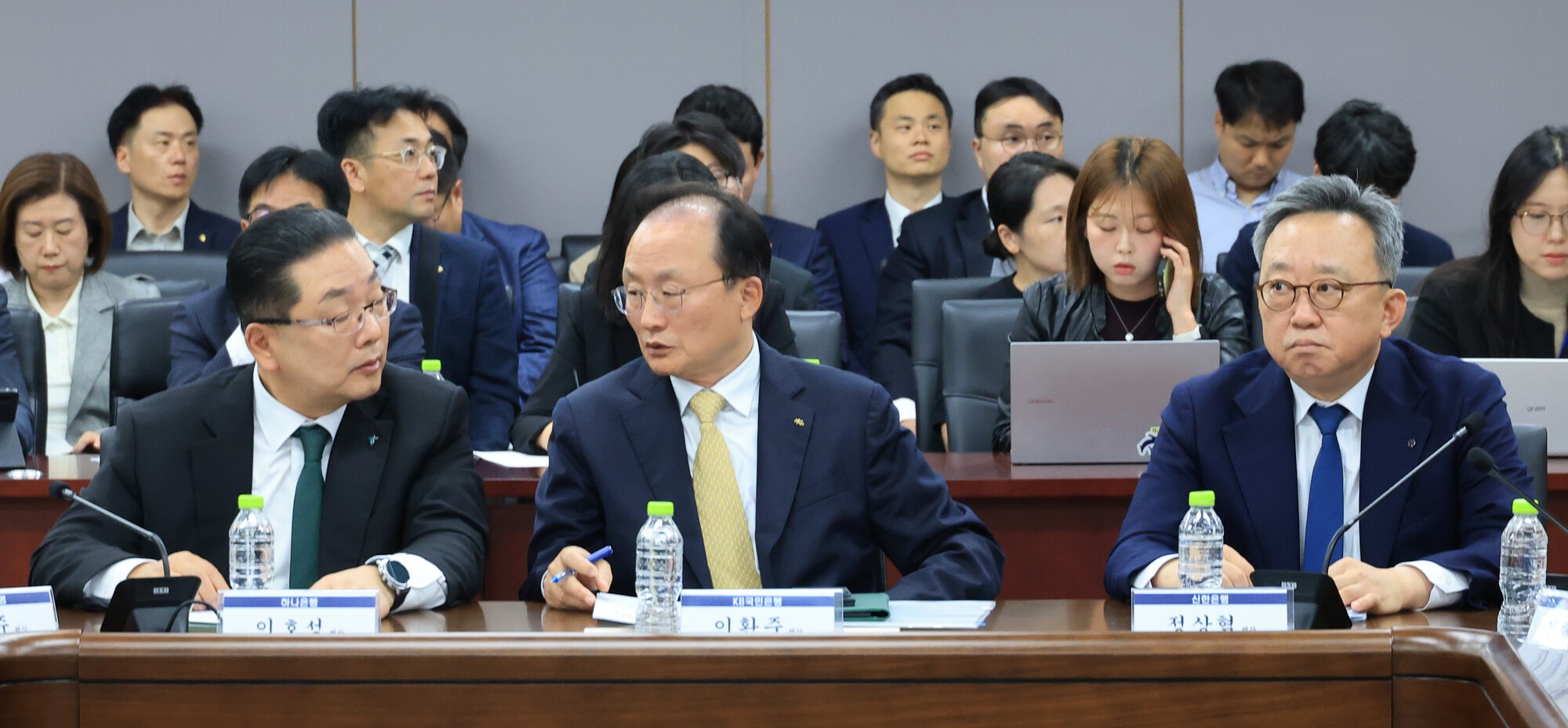 국회 정무위원회가 지난 8일 5대 시중은행장을 추가 증인으로 채택하면서, 이들은 오늘 열리는 금융감독원 국정감사에 나란히 증인으로 출석한다. 사진은 지난 4일 서울 종로구 정부서울청사에서 열린 ‘전(全) 금융권 긴급 점검회의’에 참석한 이호성 하나은행장(왼쪽부터), 이환주 KB국민은행장, 정상혁 신한은행장이 개회를 기다리는 모습. 2026.10.4. ⓒ연합뉴스