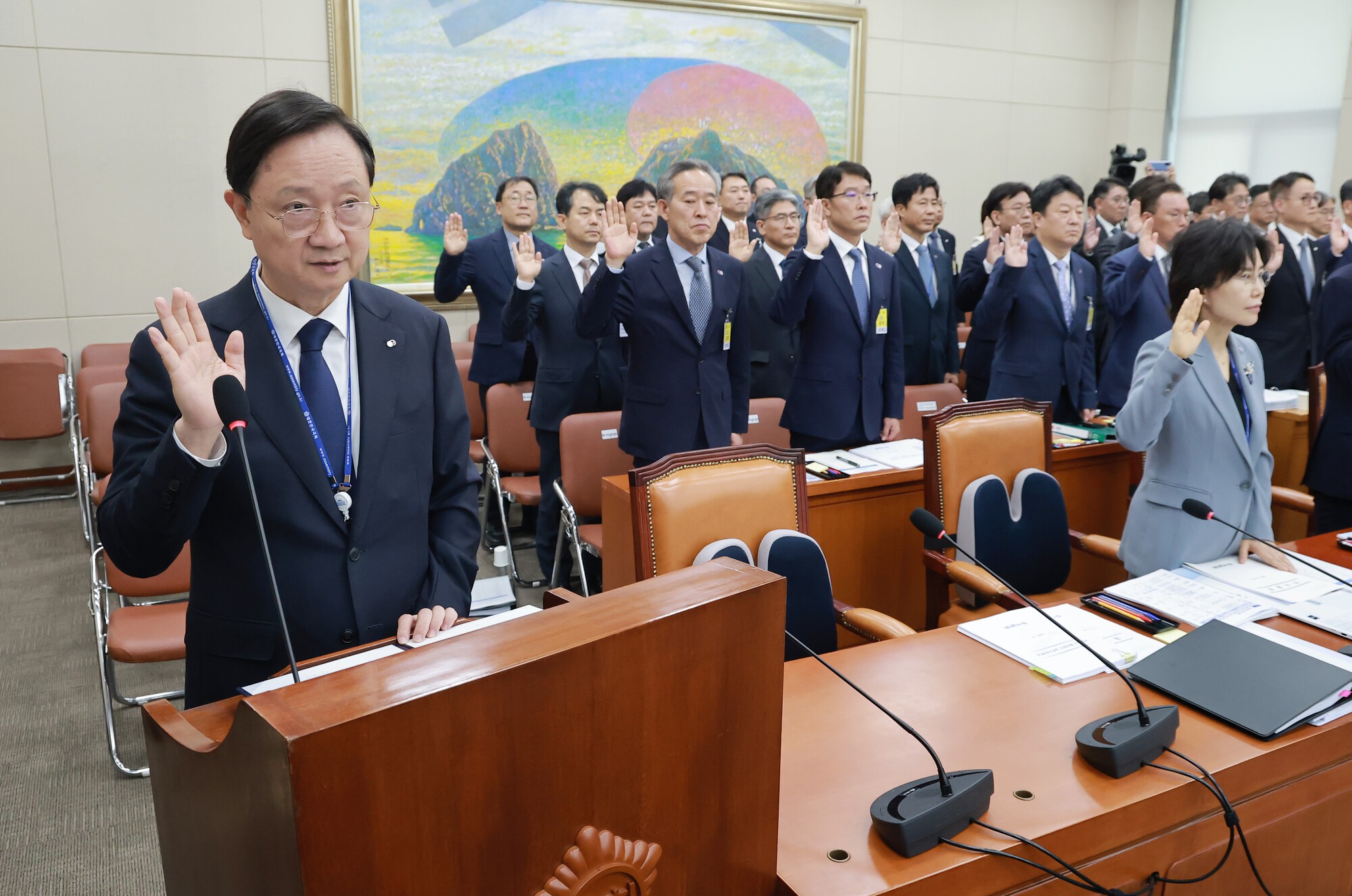 이찬진 금융감독원장이 19일 서울 여의도 국회 정무위원회에서 열린 금융감독원 등에 대한 국정감사에서 선서하고 있다. 2026.10.19. ⓒ연합뉴스