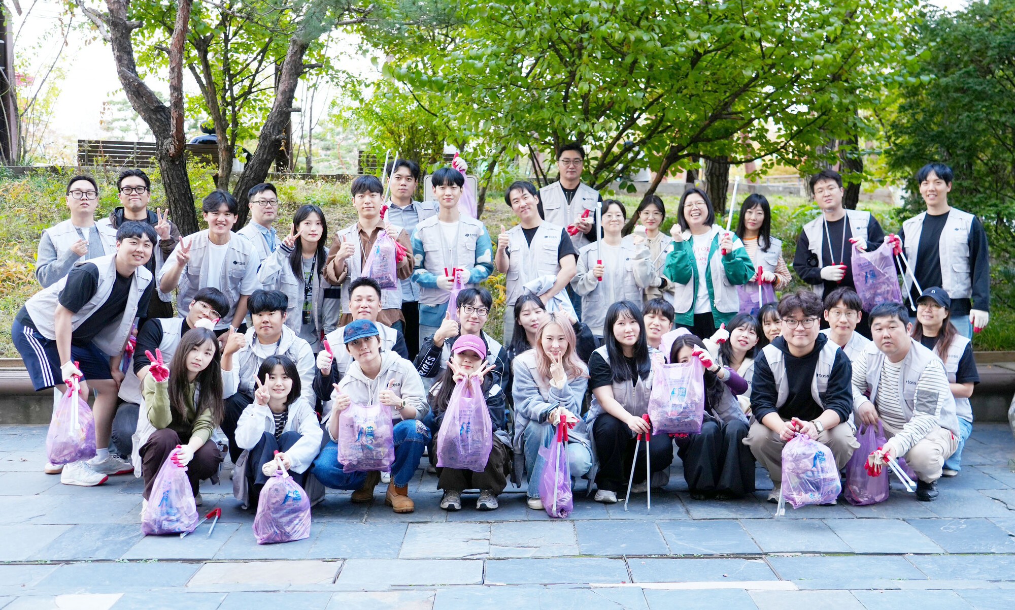 토스인슈어런스 임직원들이 지난 15일 서울 구로구 신도림역 인근 도림천 일대에서 플로깅 활동을 마친 후 기념촬영을 하고 있다. 2026.10.15. ⓒ토스인슈어런스