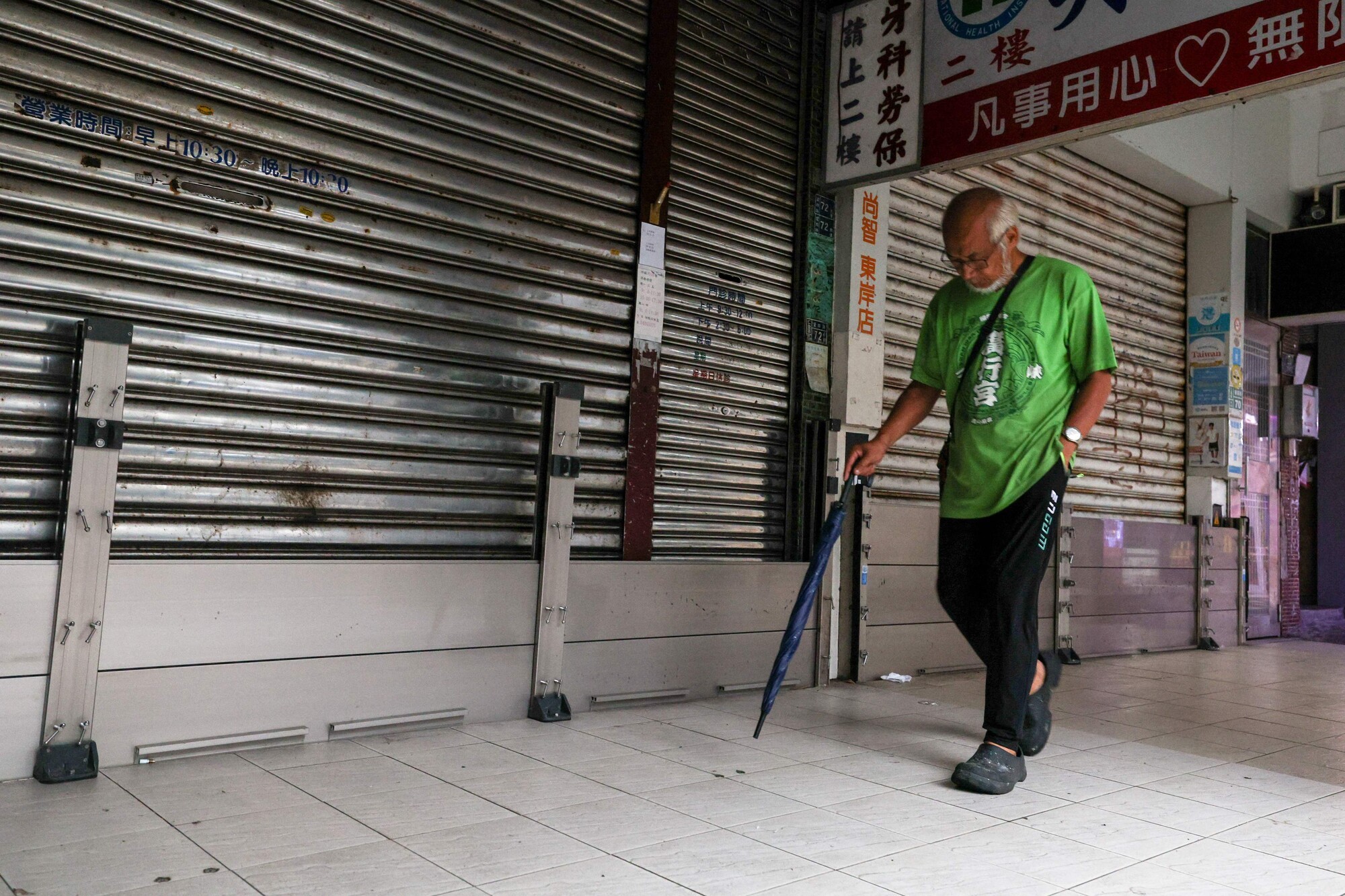 대만 지룽시에서 한 시민이 상점 앞을 지나가고 있다. 2026.10.23. ⓒAFP/연합뉴스