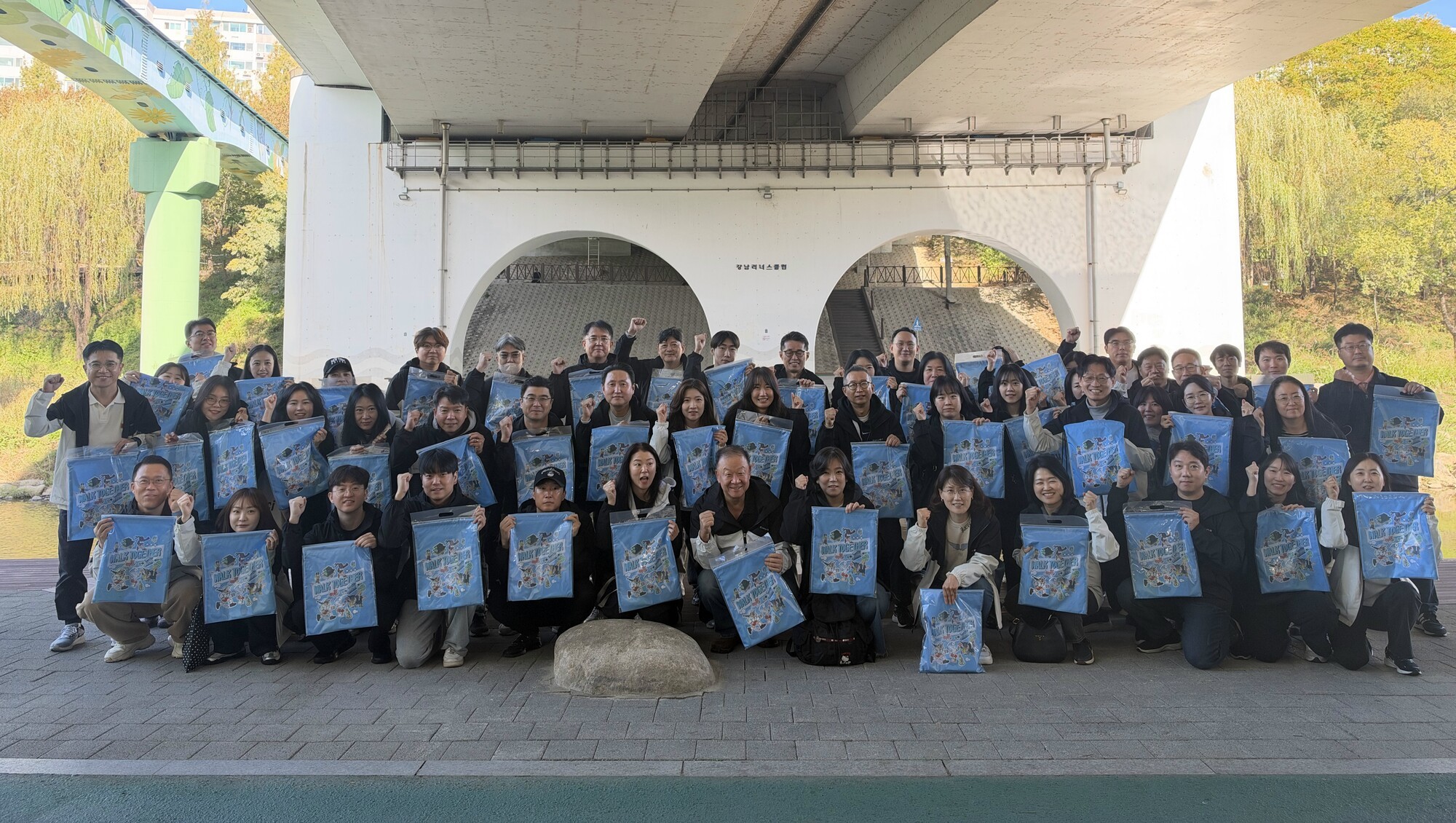 알버트김 처브라이프 대표이사(앞줄 가운데)와 임직원들이 23일 서울 양재천 인근에서 사회공헌활동에 참여해 기념사진을 촬영하고 있다. 2026.10.23. ⓒ처브라이프