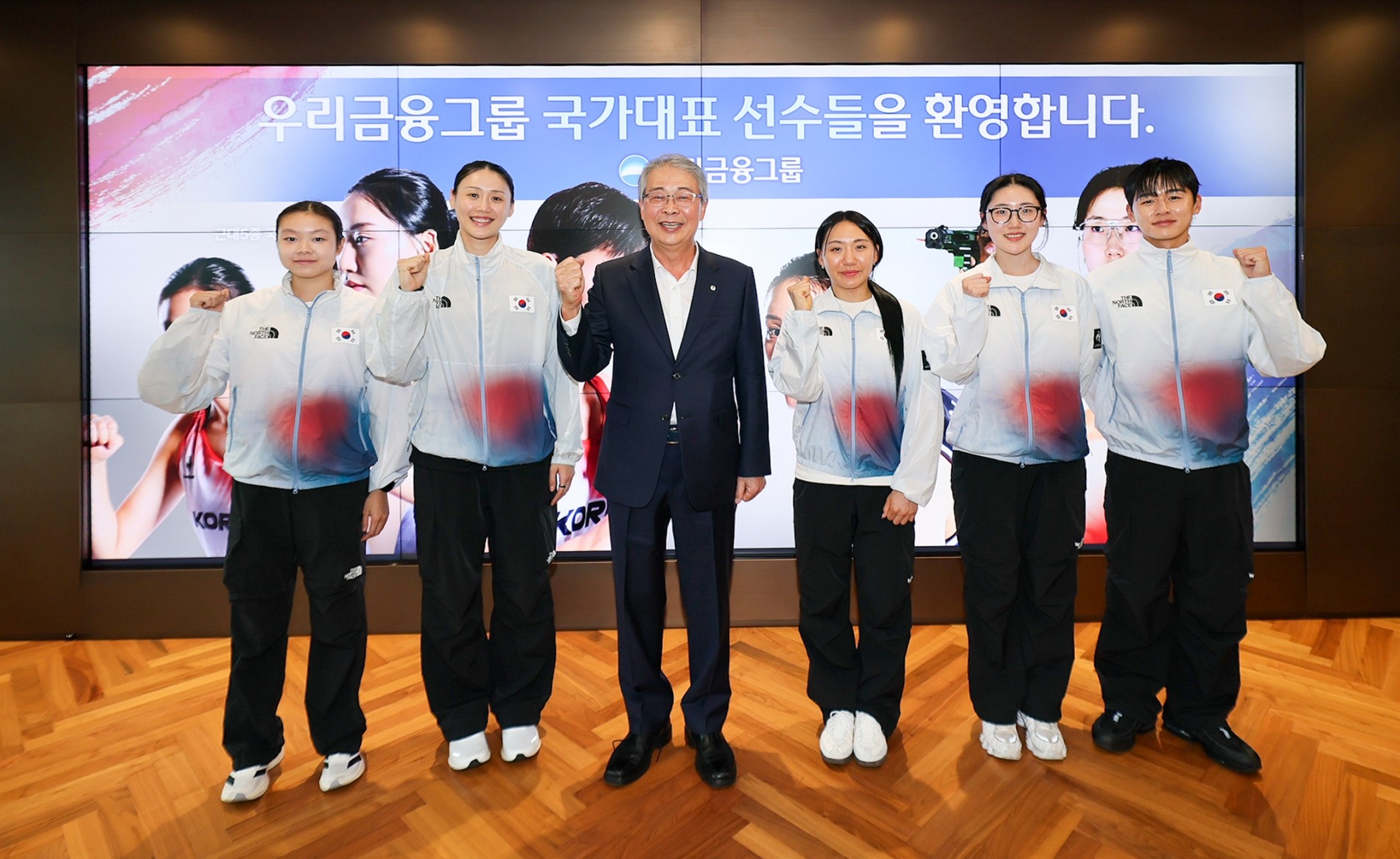 우리금융그룹이 지난 26일 서울 중구 본사에서 아이치·나고야 아시안게임 메달리스트 초청 격려 행사를 열고 선수들에게 포상금과 격려선물을 전달했다. 왼쪽부터 근대5종 신수민 선수, 농구 강이슬 선수, 임종룡 우리금융그룹 회장, 근대5종 성승민 선수, 사격 양지인 선수, 근대5종 전웅태 선수. 2026.10.26. ⓒ우리금융그룹