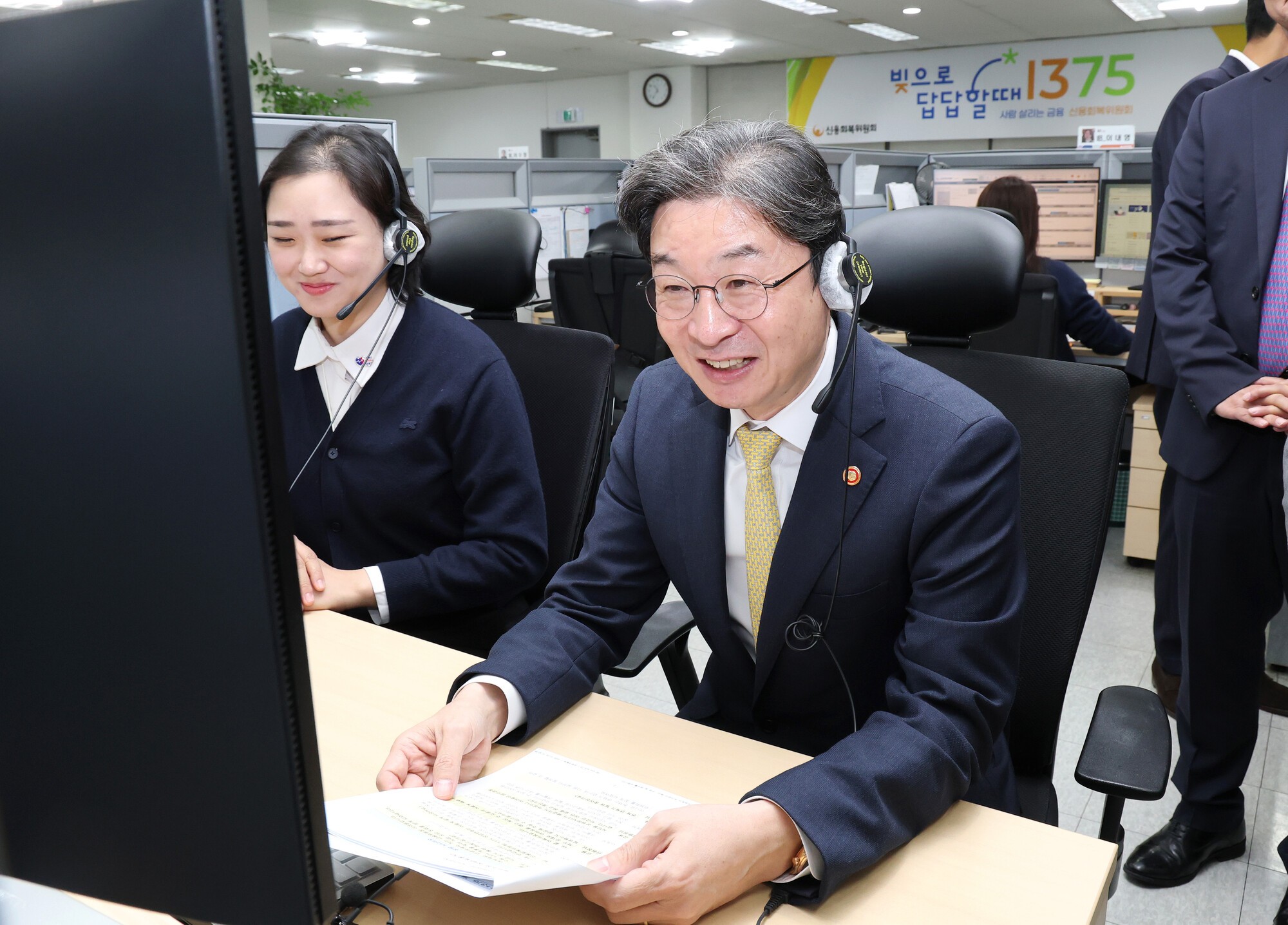 ‘빚으로 지친 일상(13)을 치료(75)한다’는 취지를 반영한 전화번호 ‘1375’는 대출·카드비·통신비 등 채무가 연체 또는 연체가 우려되는 경우 채무조정·개인회생·파산 신청 등 채무 관련 문제를 어디서 상담해야 할지 모를 때 도움을 받을 수 있다. 사진은 이억원 금융위원장이 29일 서울 영등포구에 있는 신용회복위원회 1375 콜센터에서 일일 채무상담을 하는 모습. 2026.10.29. ⓒ연합뉴스